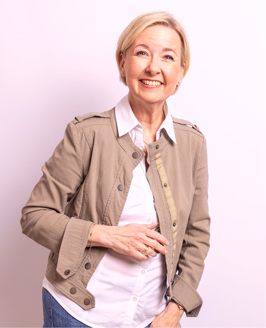 Angela Schuh-Haunold lachend in beiger Jacke